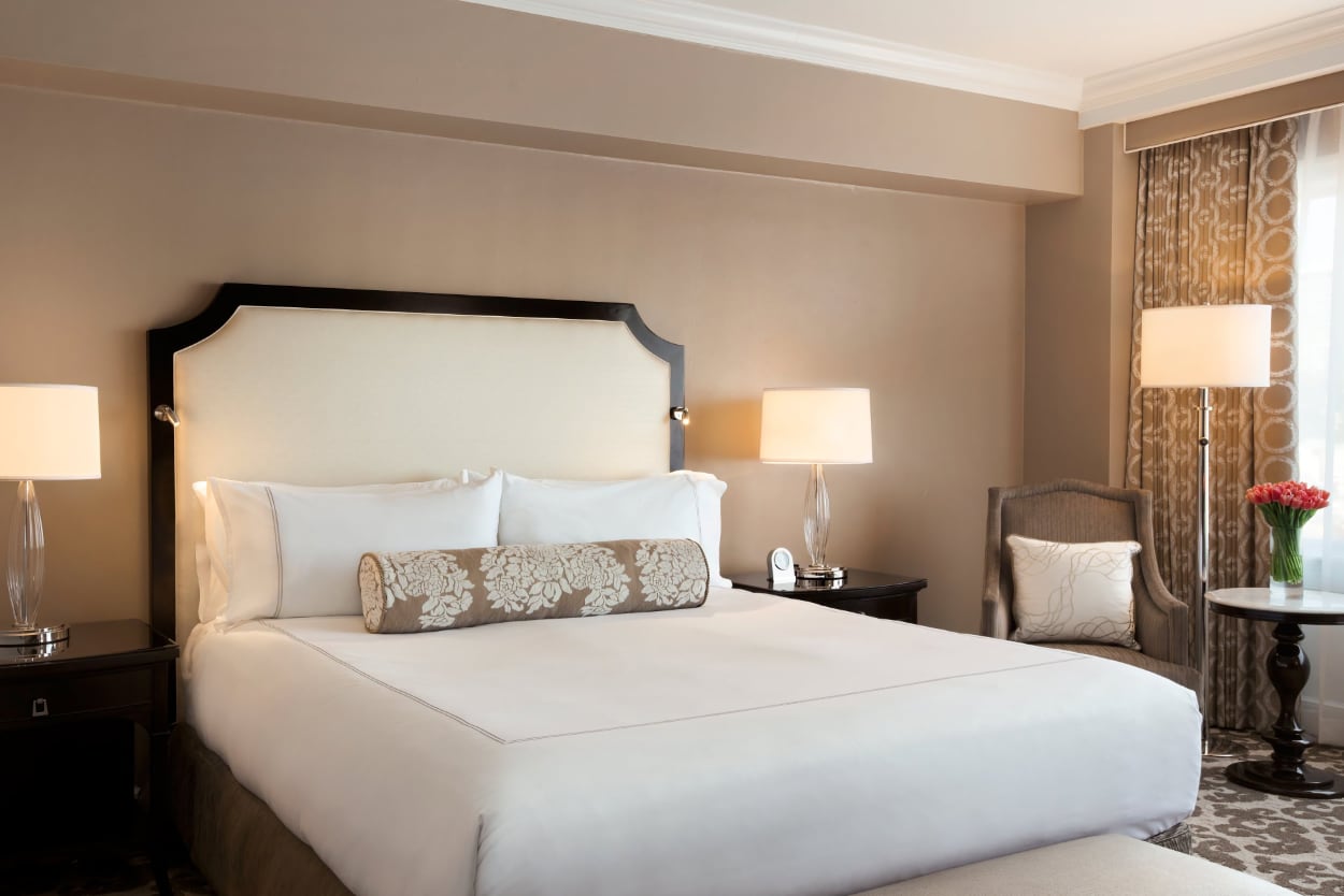 Signature Skyline King room alternate view