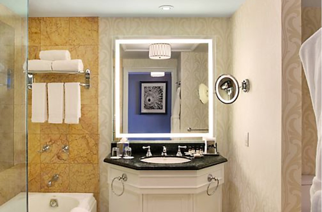 Signature Skyline King room detail