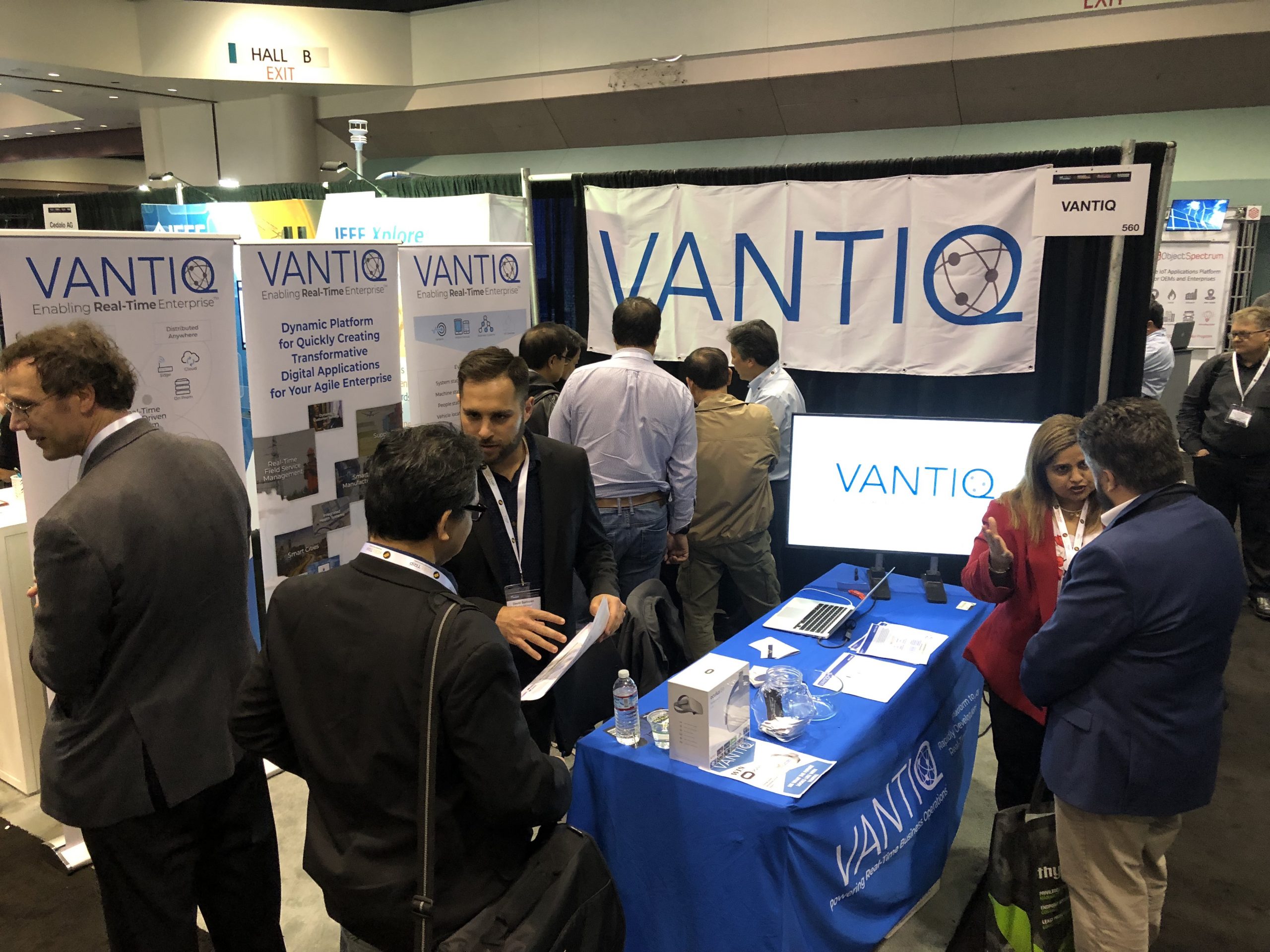 David Sprinzen talking to the participants at VANTIQ booth at IoT tech expo