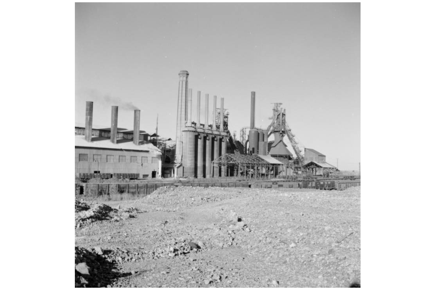 picture of old steel refinery in mexico